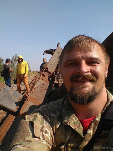 Блокада Криму: активісти заблокували залізницю до заводу Фірташа – барикади витримають і танкову атаку (фото). Шлях на колії перегородили бетонними блоками та протитанковим “їжаком”.