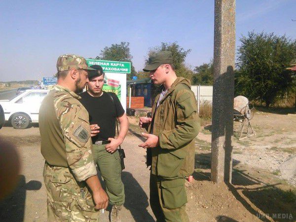 Блокада Криму: активісти заблокували залізницю до заводу Фірташа – барикади витримають і танкову атаку (фото). Шлях на колії перегородили бетонними блоками та протитанковим “їжаком”.