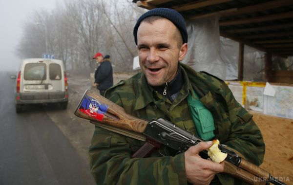 Бойовики "ДНР" нищать українську символіку у всіх навчальних закладах - штаб. Бойовики терористичної організації "Донецька народна республіка" нищать українську символіку у всіх навчальних закладах.
