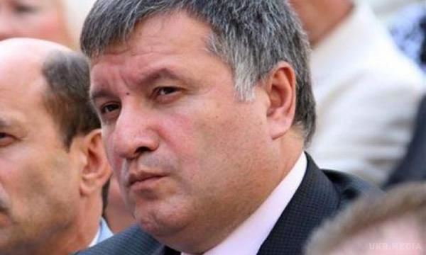 Аваков розповів власну версію про сховані в офшорах мільйони. Глава МВС Арсеній Аваков відкидає звинувачення народного депутата від Блоку Петра Порошенка (БПП) Сергія Лещенка про причетність до виведення 40 мільйонів доларів в офшори.