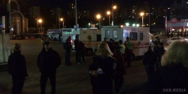 На вокзалі у Києві прогримів вибух: є постраждалі. У Києві на залізничному вокзалі "Південний" прогримів вибух.