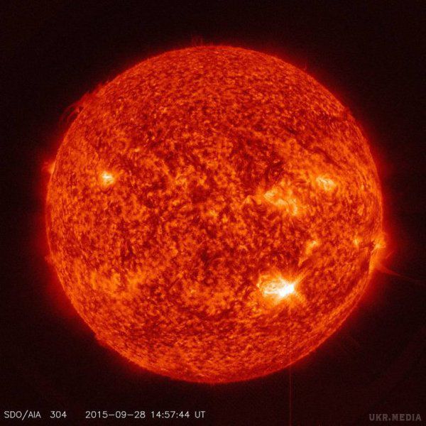 У NASA опублікували знімок вчорашнього сонячного спалаху. Обсерваторія сонячної динаміки зробила фото сонячної спалахи середнього класу, яка досягла свого максимуму 28 вересня.