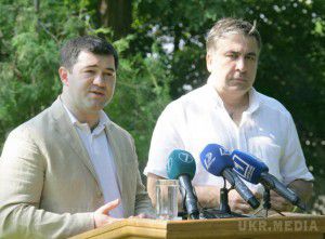 Нічого не міняється, одні обіцянки: Саакашвілі почав інформаційну війну проти Яценюка за галопуючу корупцію на митниці. За півтора року свого прем’єрства Арсеній Петрович нічого путнього не зробив для ліквідації корупційних схем на чорній дірі, під назвою “митниця”. Кабмін пов’яз у корупції, вважає Саакашвілі.