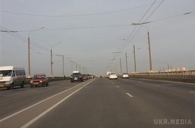 З сьогоднішнього дня водії зобов'язані вмикати фари за містом. З сьогоднішнього дня в Україні водії повинні їздити за містом з увімкненими фарами. До цього зобов'язує постанова Кабміну.
