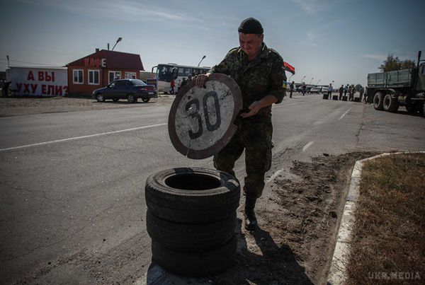  Що кажуть мешканці півострова про блокаду Криму. Після 10 днів блокади: легковики з продуктами на півострів пропускають, а ось вантажні мікроавтобуси ні.