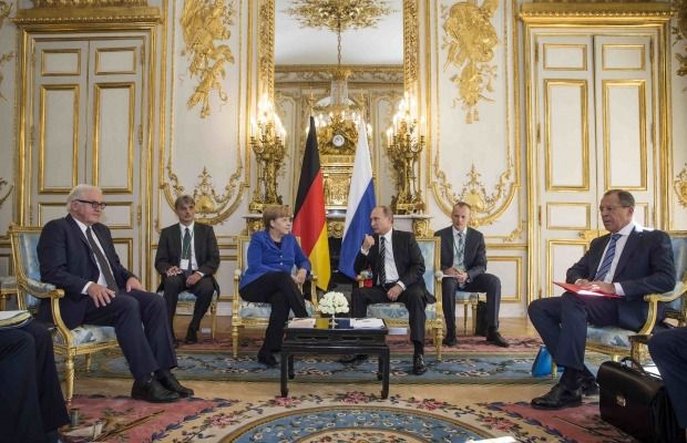 Нормандська четвірка сіла за стіл переговорів (фото). У Парижі розпочалися переговори в "нормандському форматі" з участю глав Франції, Німеччини, України і РФ.