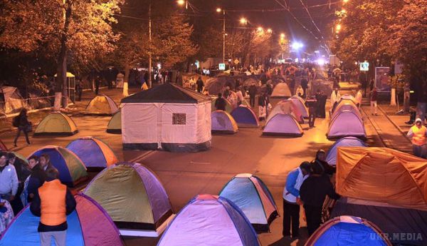 Протестувальники в Кишиневі вночі перекрили центральний проспект. Протестувальники встановили на проїжджій частині наметове містечко