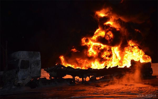 У Миколаєві на АЗС вибухнув бензовоз: дві людини отримали опіки (відео). За попередніми даними, причина загоряння - порушення правил пожежної безпеки при переливанні палива