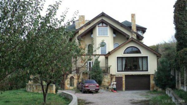 У Києві дешевшають приватні будинки. Середня ціна приватних будинків у столиці з червня по вересень цього року знизилася на майже 3%. Середня вартість такого будинку становить до 27 тисяч гривень за метр квадратний.