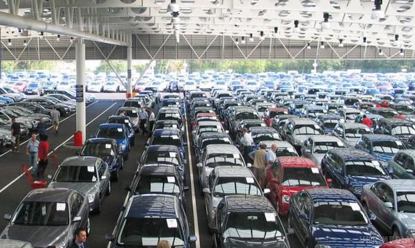 У січні-вересні продажі нових легкових автомобілів впали на 60%. Продажі нових легкових автомобілів в Україні в січні-вересні 2015 року порівняно з аналогічним періодом 2014 року скоротилися на 60% — до 30,387 тисячі одиниць.