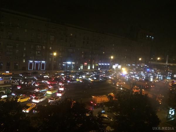  У Москві в жахливому ДТП розривалися і горіли машини (фото). Вночі 3 жовтня, в Москві на перетині Кутузовського проспекту і третього транспортного кільця (ТТК) сталося велике ДТП.