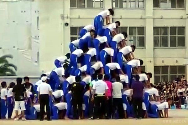 В Японії завалилася піраміда з 150 дітей (ВІДЕО). У дворі звичайної середньої школи в японському місті Яо стався жахливий інцидент. 