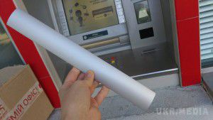 Будьте уважні: Шахраї крадуть гроші з банкоматів по-новому. Тільки попередження, яке вона прочитала у соцмережі, допомогло дівчині не залишитися без грошей.