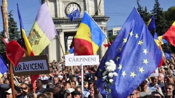 Під час протестів у Молдові населення закликали до громадянської непокори. У центрі Кишинева тисячі протестувальників виступають за усунення діючих керівників країни.