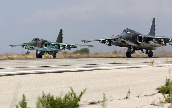 Російські військові показали літаки, якими бомбардують Сирію, і розповіли про ракети з "афганським минулим". Фоторепортаж. Серед літаків, які завдають авіаударів по території Сирії, і Су-25