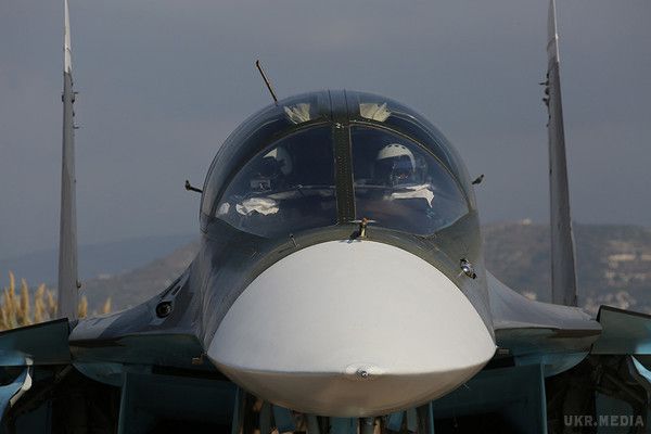 Російські військові показали літаки, якими бомбардують Сирію, і розповіли про ракети з "афганським минулим". Фоторепортаж. Серед літаків, які завдають авіаударів по території Сирії, і Су-25