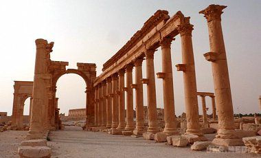  В Пальмірі варвари ІД підірвали античну Тріумфальну арку. Керівництво ЮНЕСКО охарактеризувало втрату одного з найбільш значущих стародавніх монументів сирійського міста як трагедію для всього людства