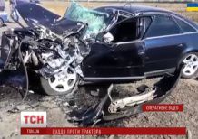 П'яний суддя за кермом побачив трактор - і пішов на таран. На Запоріжжі п'яний суддя врізався у трактор. 