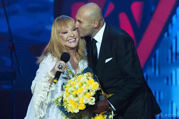  В Сочі Алла Пугачова заспівала пісню про брехню і похвалила Галкіна (відео). Легендарна російська співачка Алла Пугачова зробила фурор на музичному конкурсі "Нова хвиля" в Сочі своїм новим образом. 