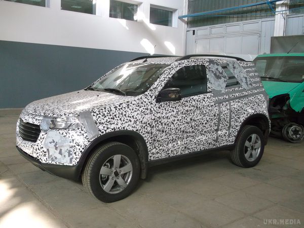Chevrolet Niva 2 «засвічена» на шпигунських знімках (фото, відео). Фотошпигуни зловили закамуфльований тестовий прототип нової «Шеві Ниви». На знімках показаний не тільки зовнішній вигляд, але і особливості салону позашляховика другого покоління.
