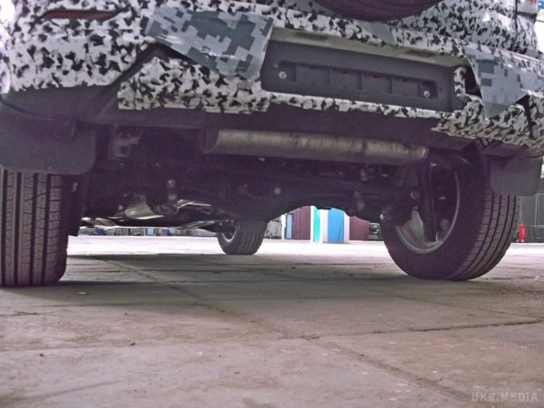 Chevrolet Niva 2 «засвічена» на шпигунських знімках (фото, відео). Фотошпигуни зловили закамуфльований тестовий прототип нової «Шеві Ниви». На знімках показаний не тільки зовнішній вигляд, але і особливості салону позашляховика другого покоління.
