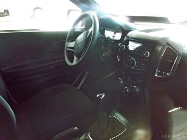 Chevrolet Niva 2 «засвічена» на шпигунських знімках (фото, відео). Фотошпигуни зловили закамуфльований тестовий прототип нової «Шеві Ниви». На знімках показаний не тільки зовнішній вигляд, але і особливості салону позашляховика другого покоління.
