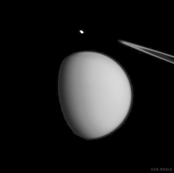 Фото супутника Сатурна - Пандори,  оприлюднило NASA. NASA опублікувало фото супутника Сатурна - Пандори, "парить" над Титаном – ще одним супутником планети-гіганта.