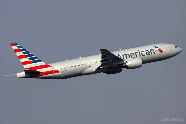 Смерть застала пілота за штурвалом пасажирського лайнера. Авіалайнер компанії American Airlines, що виконував рейс із Фенікса в Арізоні, Бостон, Массачусетс, був змушений перервати політ .
