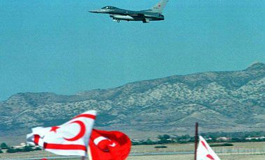 Невпізнаний Міг-29 взяв на приціл 8 турецьких винищувачів F-16S. Захоплення радаром наведення дозволяє ракетним системам автоматично стежити за рухом цілі