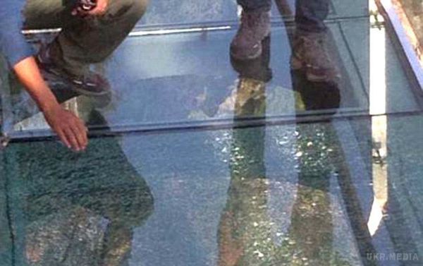 У Китаї скляний міст над кілометровою прірвою тріснув під ногами туристів (фото). В туристичній службі гори заявили, що завдяки багатошаровості скла, туристам нічого не загрожувало