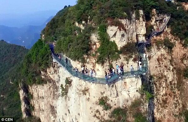 У Китаї скляний міст над кілометровою прірвою тріснув під ногами туристів (фото). В туристичній службі гори заявили, що завдяки багатошаровості скла, туристам нічого не загрожувало
