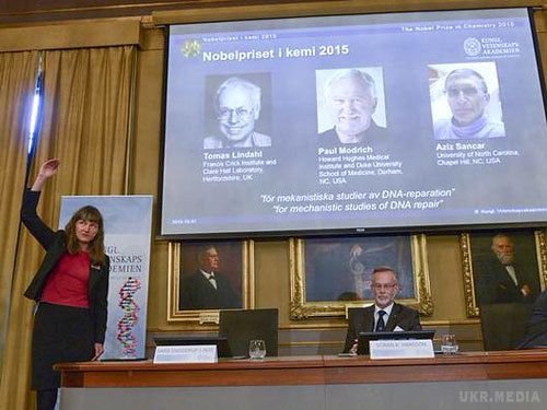 Нобелівську премію з хімії дали дослідникам ДНК. Нобелівська премія в галузі хімії присуджена шведу Томасу Ліндалю, громадянину США Полу Модричу й американцеві турецького походження Азізу Санкару, оголосили в Нобелівському комітеті в Стокгольмі. 