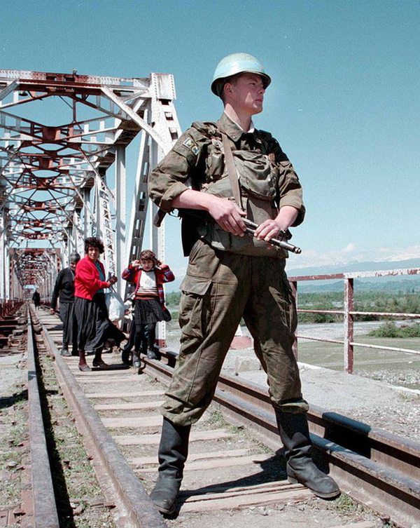 Війна закінчилася: як жити з сепаратистами. Конфлікт на Донбасі переходить в "холодну" фазу. Частина території України залишилася під контролем сепаратистів, і тепер Києву доведеться налагоджувати відносини з "окремими районами Донецької та Луганської областей".