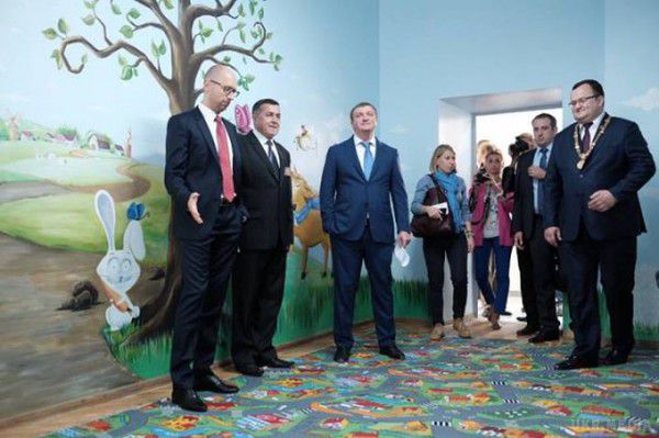 “Скільки кроликів у цій кімнаті?”: Мережу підірвало фото Яценюка на фоні кролика з морквою. Прем’єр-міністр відвідав свою малу батьківщину.