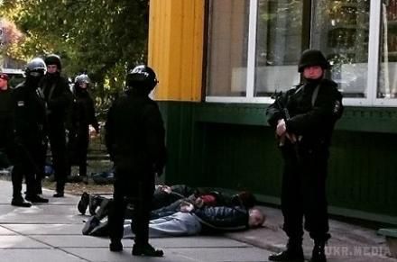 У Києві серед білого дня сталася масова перестрілка. Свідки надзвичайної події стверджують, що в перестрілці брали участь близько двадцяти осіб.