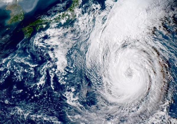 На Росію та Японії рухається потужний тайфун. Тайфун Чой-Ван наблизився до Японії і Росії.