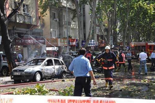  В Анкарі прогриміли потужні вибухи, багато постраждалих. Місцеві ЗМІ повідомляють про велику кількість поранених.
