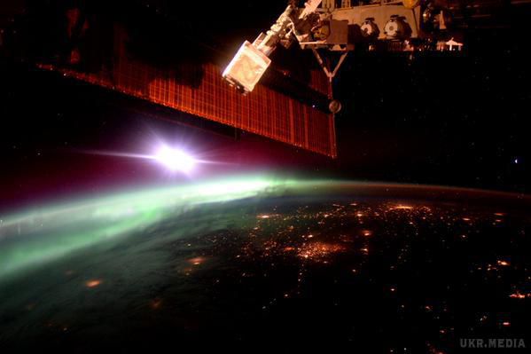  Знімок північного сяйва NASA опублікувало з космосу. NASA опублікувало фотографію північного сяйва, зроблену з Міжнародної космічної станції.
