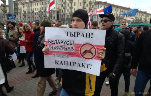 "Лукашенко, тебе чекає Майдан" (фото, відео).  У Мінську сотні людей вийшли на мітинг проти фальсифікацій на виборах