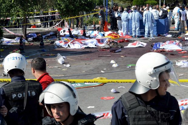 Теракт в Анкарі: прем'єр Туреччини заявив, що це справа рук двох смертників. Два вибухи поблизу центрального вокзалу Анкари забрали 86 людських життів.