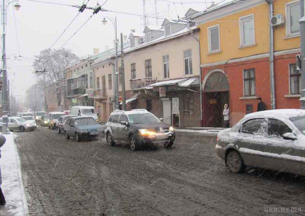 Перший сніг у Чернівцях (відео). У місто неждано прийшла зима.