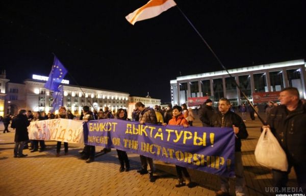 В центрі Мінська почалася акція протесту проти Лукашенка - "Живе Беларусь". Лідери опозиції і кандидат в президенти Тетяна Короткевич на Площу йти не закликали.