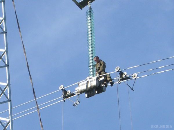  Крим почали відрізати від постачань електроенергії . Енергетики підтримали учасників блокади Криму і припинили постачання електроенергії на півострів по лінії Мелітополь – Джанкой.