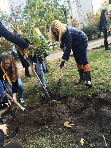 На алеї пам'яті Патріотів Скрябіна Наталія Бучинська посадила дерево. В Києві розростається парк з деревами-піснями пам'яті покійного українського артиста Кузьми Скрябіна.