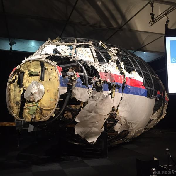 У Нідерландах з уламків відновили частину збитого "Боїнга". У Мережі оприлюднили фото реконструйованих частин пасажирського лайнера малайзійських авіаліній Boeing 777, який був збитий на Донеччині 17 липня 2014 року