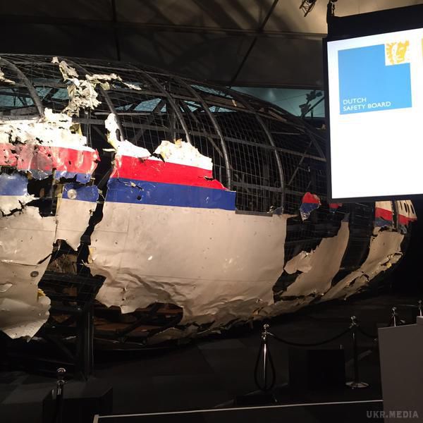 У Нідерландах з уламків відновили частину збитого "Боїнга". У Мережі оприлюднили фото реконструйованих частин пасажирського лайнера малайзійських авіаліній Boeing 777, який був збитий на Донеччині 17 липня 2014 року