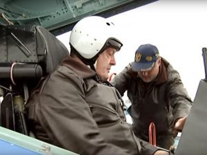 День Захисника України: з’явилося відео польоту Порошенка на СУ-27. Після польоту президента на винищувачі політали також ліцеїсти київського авіаколеджу.