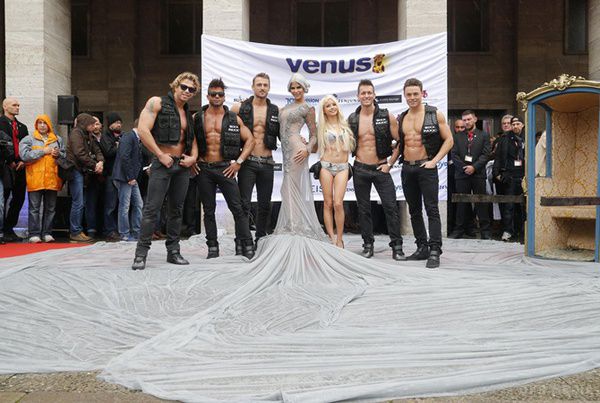  Найбільший у світі ярмарок еротики Venus відкрився у Берліні (фото). У Німеччині відкрився традиційний щорічний ярмарок еротичної продукції, в яких беруть участь представники 40 країн.