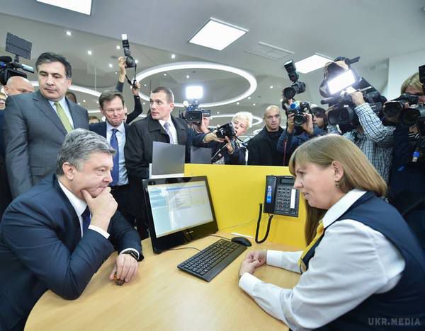 В Одесі Порошенко відкрив сучасний Центр обслуговування громадян. Президент розпочав робочу поїздку в Одеську область.