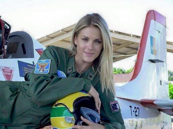 Зіркою Мережі стала сексуальна модель, яку випадково охрестили "російською льотчицею" в Сирії (фото). Арабські ЗМІ назвали жінку "капітаном Баліславою".